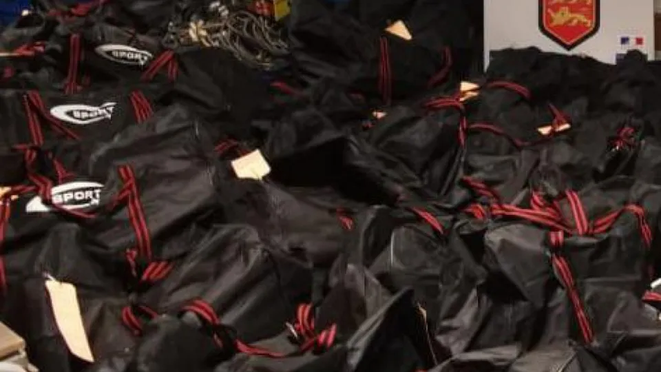 Mais de duas toneladas de cocaína foram encontradas em um contêiner no porto, intensificando a luta contra o narcotráfico.