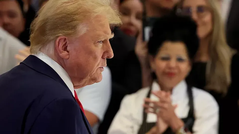 Donald Trump, já condenado por falsificação, comparecerá a audiência de sentença em janeiro de 2024.