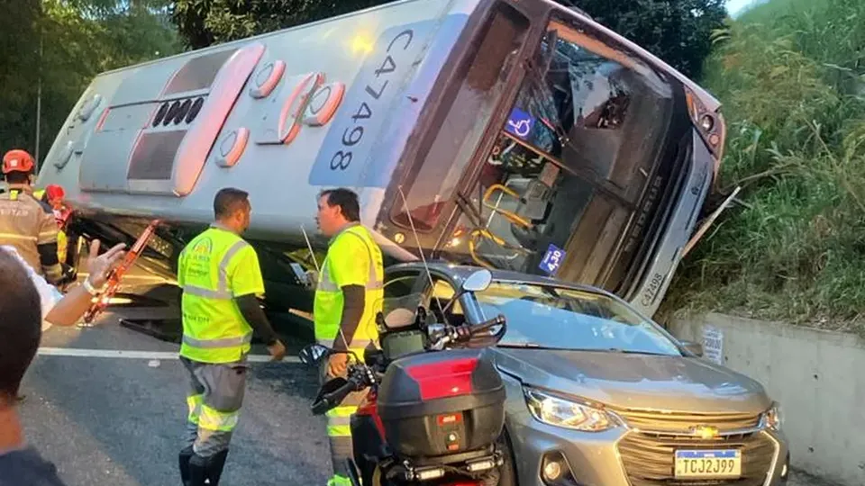 Ônibus tomba na saída da Linha Amarela e atinge dois carros na Freguesia