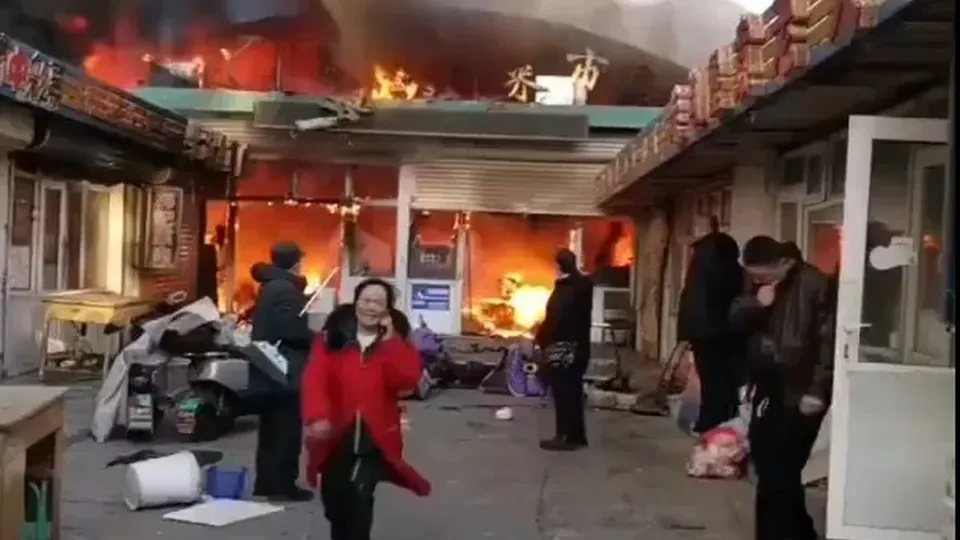Um incêndio no mercado Liguang, em Zhangjiakou, deixou oito mortos e 15 feridos; autoridades investigam as causas.
