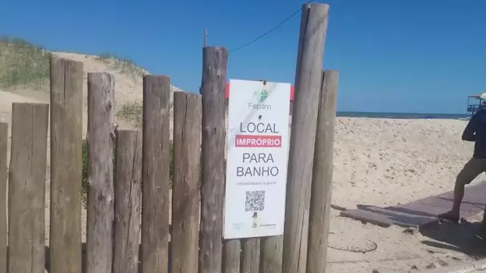 Relatórios de balneabilidade indicam locais inadequados para banho em ambos os estados.