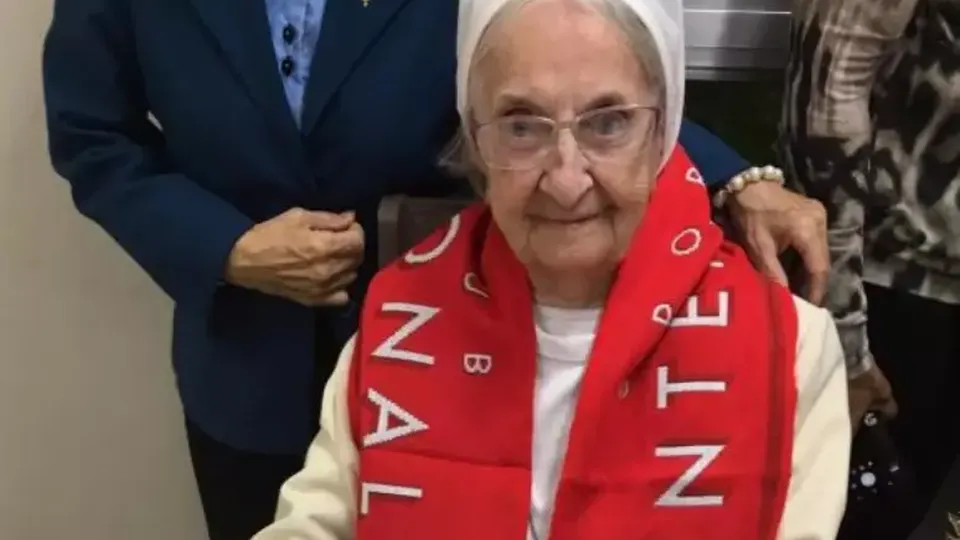 Inah Canabarro Lucas, natural do Rio Grande do Sul, assume o título após falecimento de Tomiko Itooka, do Japão.