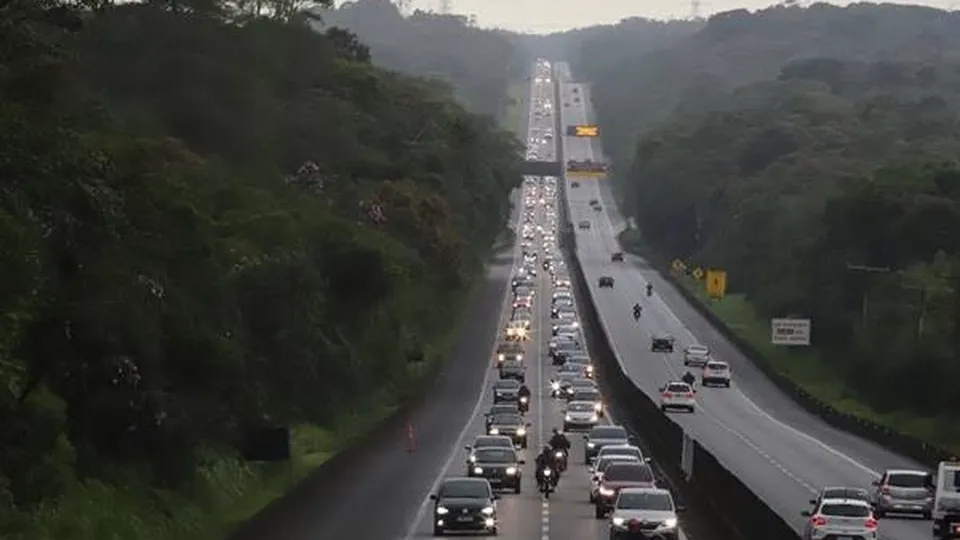 Homem de 39 anos é baleado durante assalto na Rodovia dos Imigrantes em SP