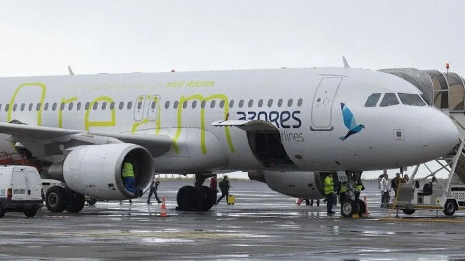 Um Airbus A320-200 da Azores Airlines teve que retornar ao aeroporto após colisão com aves, mas ninguém ficou ferido.