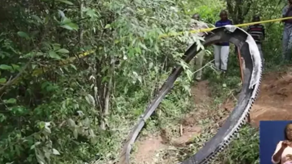 Um objeto espacial de 500 kg caiu em Mukuku, no Quênia, e gerou pânico entre os habitantes locais.