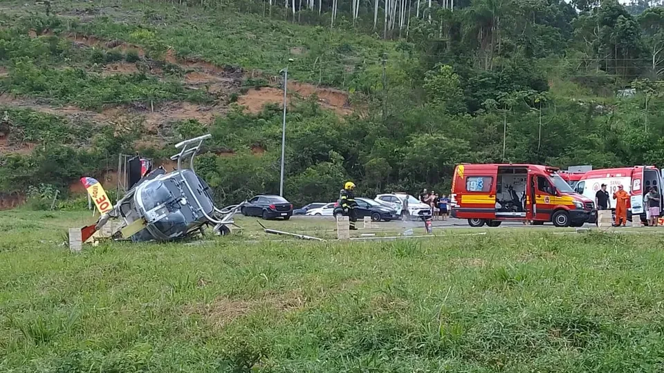 Helicóptero cai em Penha, SC, com cinco ocupantes; duas vítimas são hospitalizadas