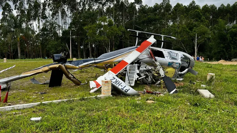 Helicóptero cai em Santa Catarina com cinco pessoas a bordo; duas ficam feridas