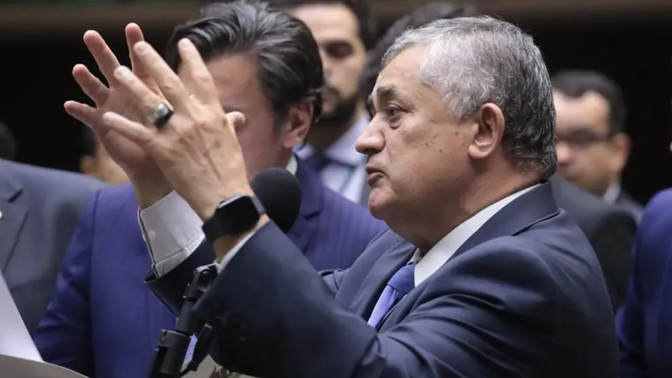 O líder do governo na Câmara, José Guimarães (PT-CE), destaca a urgência da aprovação do projeto de regulamentação das redes sociais até 2026.