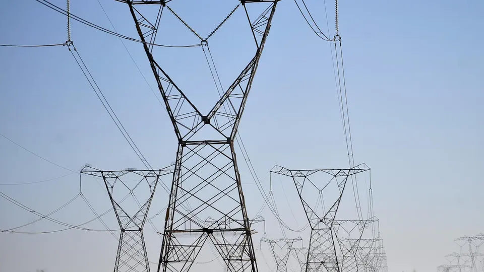 Estudo da Frente Nacional dos Consumidores de Energia revela que tarifas bancarão subsídios e benefícios setoriais até 2050.