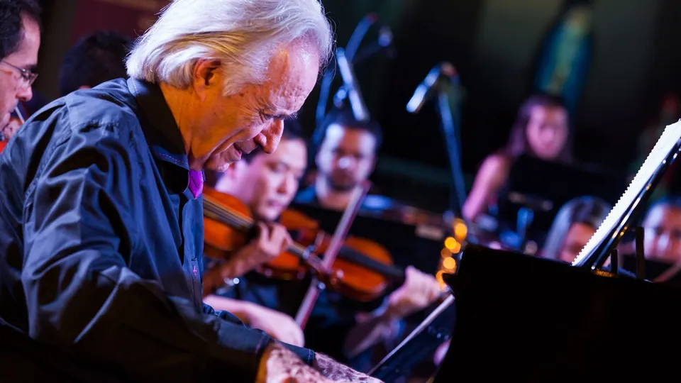 Maestro de 84 anos foi submetido a procedimento para retirada da vesícula biliar e se recupera bem.