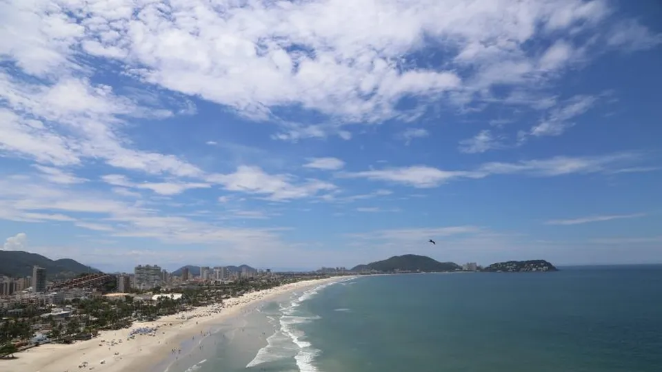 Guarujá investiga surto de virose ligado a esgoto clandestino na Praia da Enseada