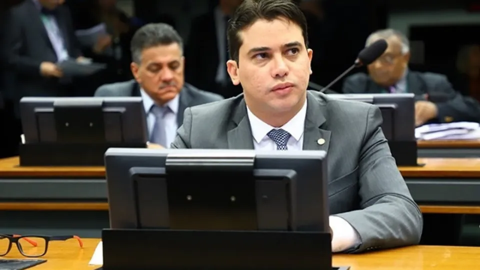 Polícia Federal aponta envolvimento do deputado Júnior Elmano em esquema de compra de votos ligado ao prefeito de Choró.