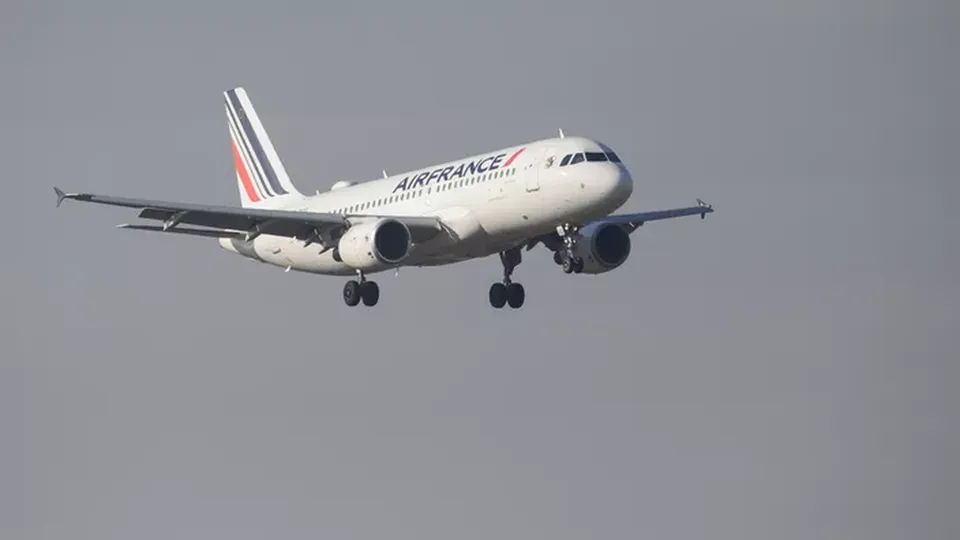 Avião da Air France realiza pouso de emergência em Paris após 17 minutos de voo