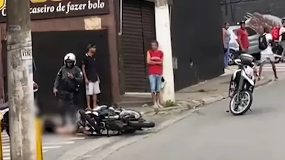 Homem é arrastado por policiais após acidente durante perseguição em SP