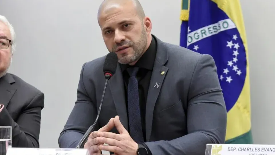 Defesa de Daniel Silveira solicita indulto natalino e ironiza Lula em petição