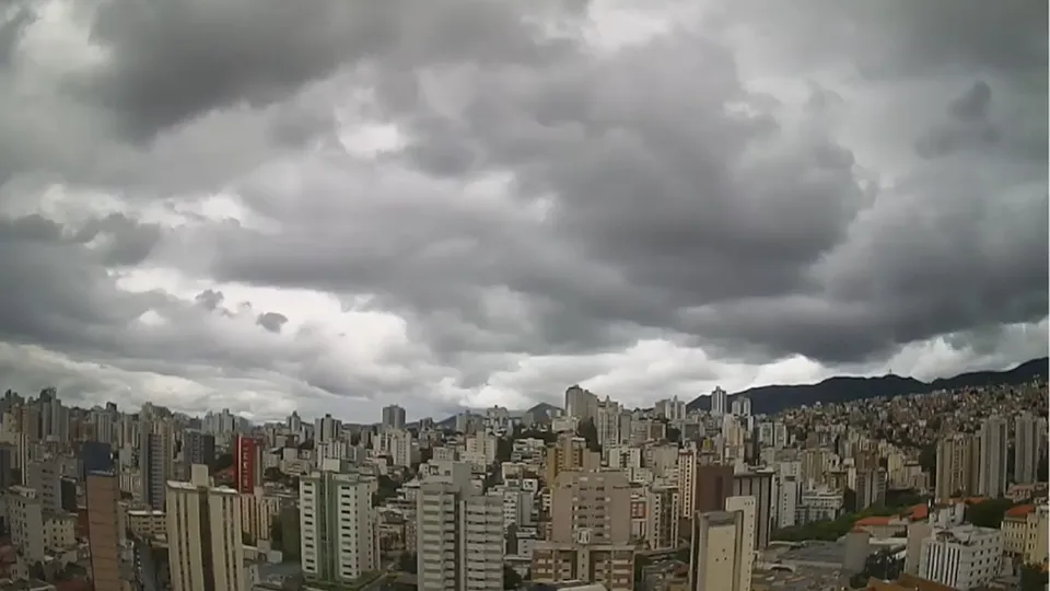 Instituto Nacional de Meteorologia emitiu alerta laranja para chuvas intensas em sete estados neste domingo (5), com riscos de ventos fortes e granizo.