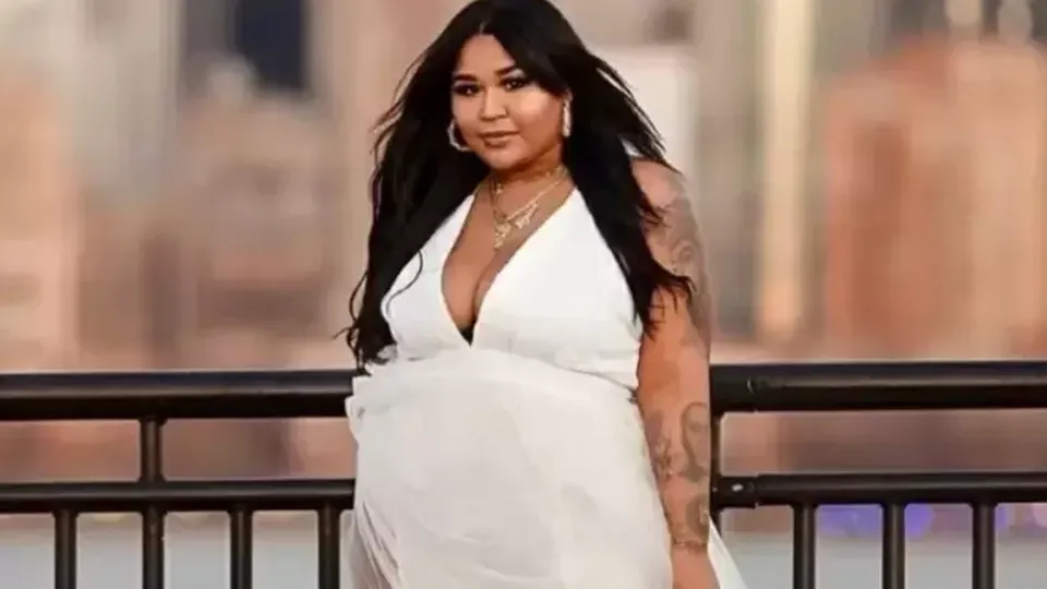 A influenciadora dominicana Carol Acosta, conhecida como Killadamente, faleceu tragicamente aos 27 anos durante um jantar.