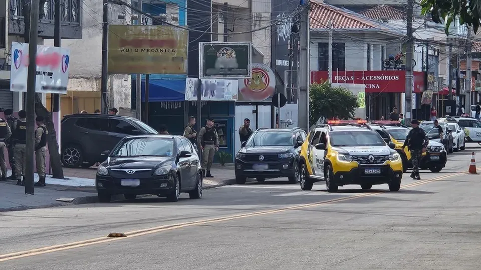 Ex-policial militar é assassinado a tiros ao chegar em casa em Curitiba