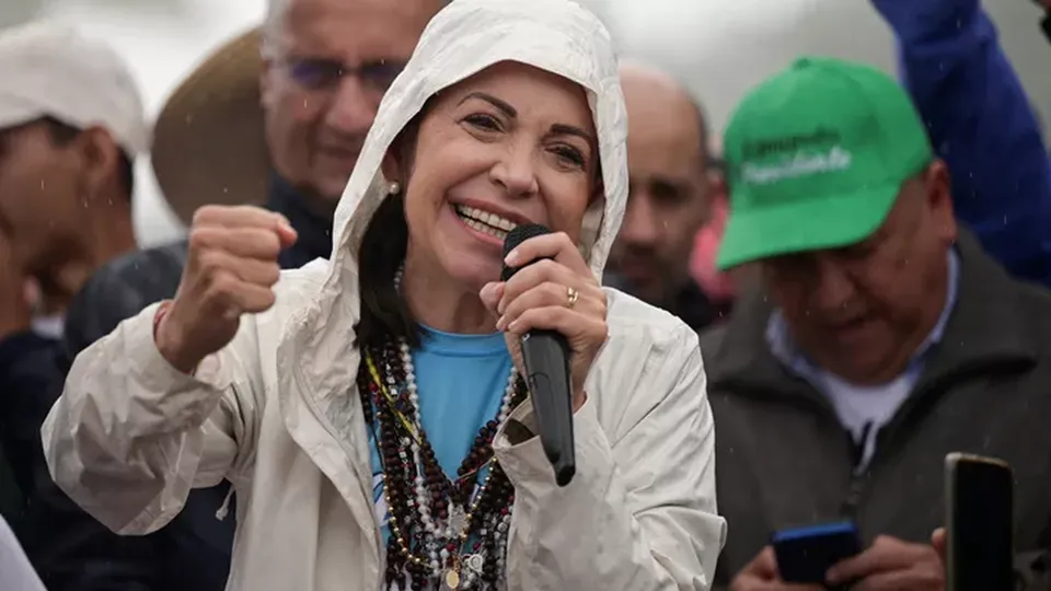 María Corina Machado, líder opositora, convoca manifestações para o dia 9, em meio a denúncias de fraude nas eleições.