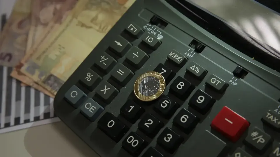 Economistas consultados pelo Banco Central revisam para cima as expectativas de inflação e taxa de juros para 2025.