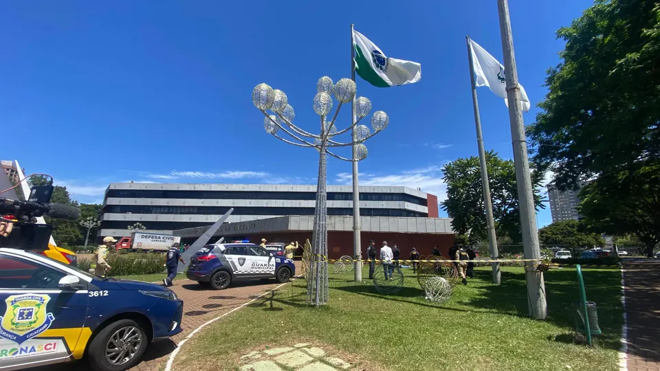 Um homem foi assassinado em frente à Prefeitura de Cascavel. Ele realizava serviços de zeladoria para o município.
