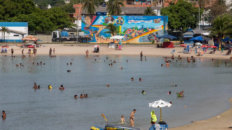 Criança de dois anos é internada após afogamento no Piscinão de Ramos, no Rio