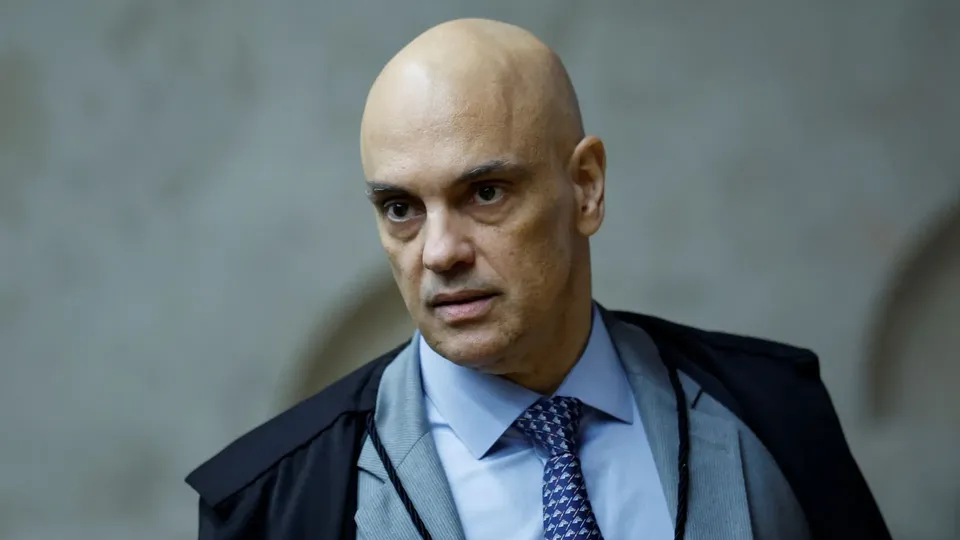 O ministro do STF, Alexandre de Moraes, absolveu Jeferson Figueiredo, que estava detido sem provas concretas de envolvimento nos atos antidemocráticos.