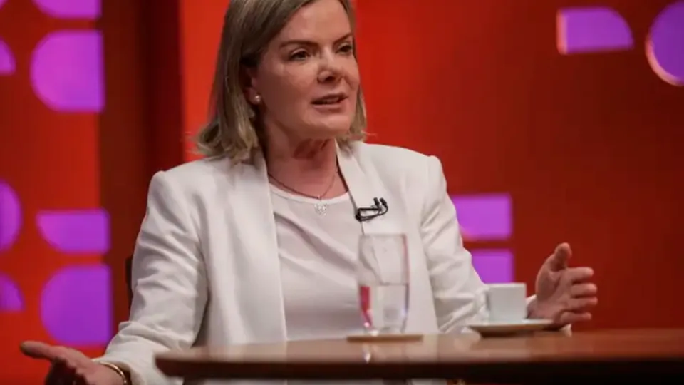 A presidente do PT, Gleisi Hoffmann, afirma que Gusttavo Lima mente para promover sua candidatura à Presidência, distorcendo a realidade sobre impostos do agronegócio.