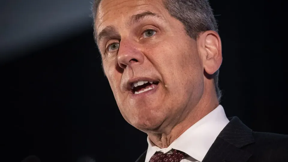 O vice-presidente de supervisão do Fed deixará o cargo em 28 de fevereiro, mas continuará no conselho do banco central dos EUA.