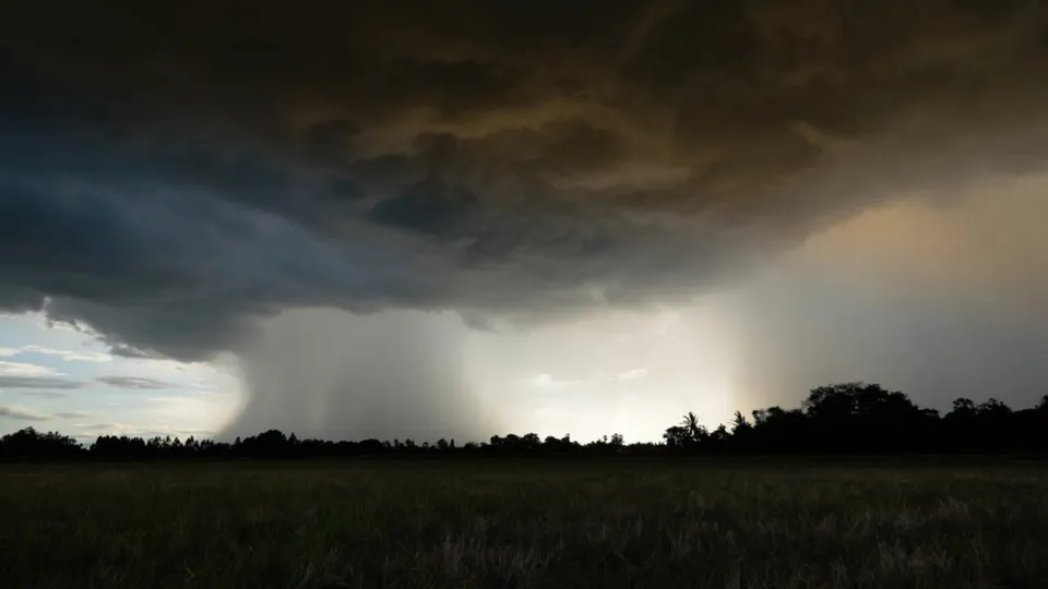 Instituto Nacional de Meteorologia prevê riscos de alagamentos e ventos fortes até terça-feira.