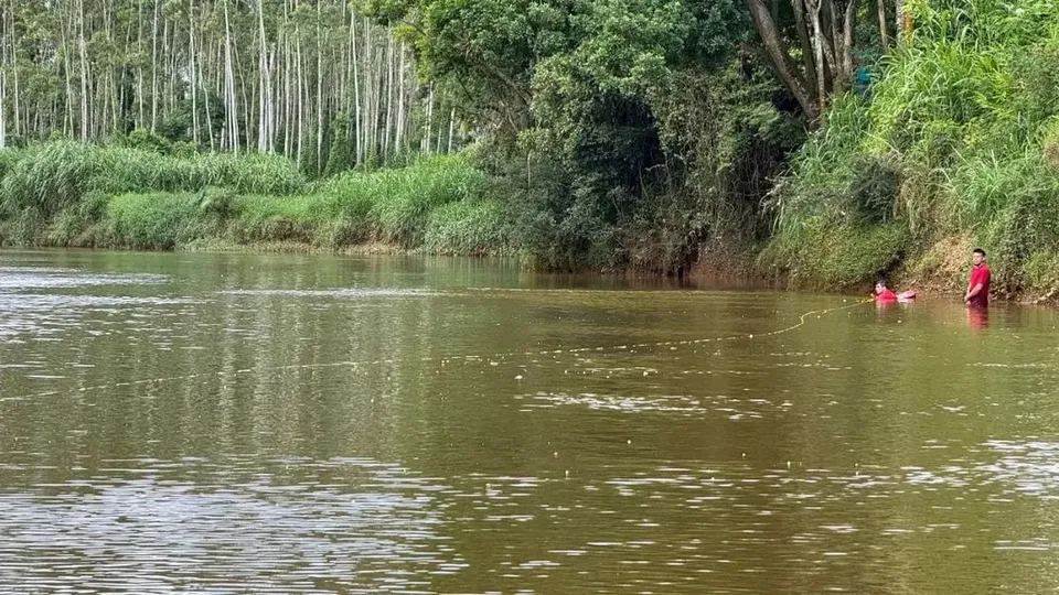 O jovem de 21 anos submergiu no Rio Mãe Luzia, em Forquilhinha, no último domingo (5)