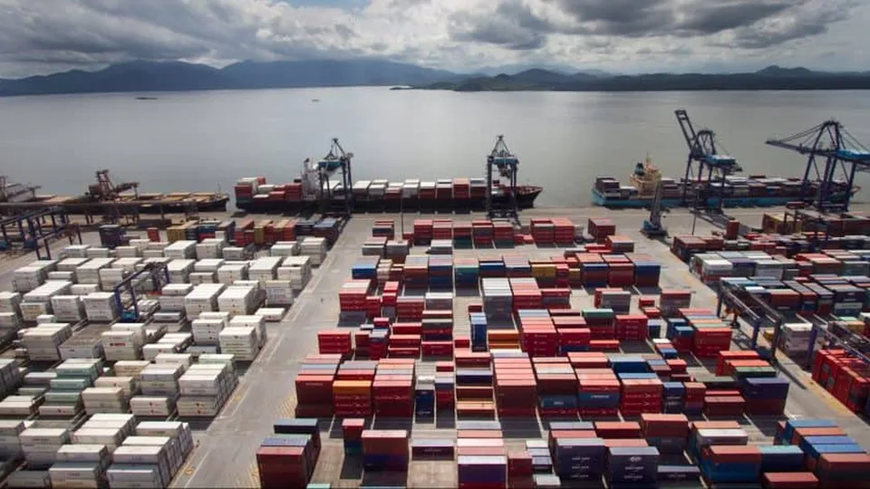 Apesar do superávit significativo, balanço comercial teve queda de 24,6% em relação ao ano anterior, segundo dados oficiais.