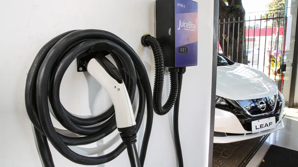 O mercado automotivo brasileiro registra recorde de emplacamentos de veículos elétricos e híbridos, com destaque para a BYD e GWM.