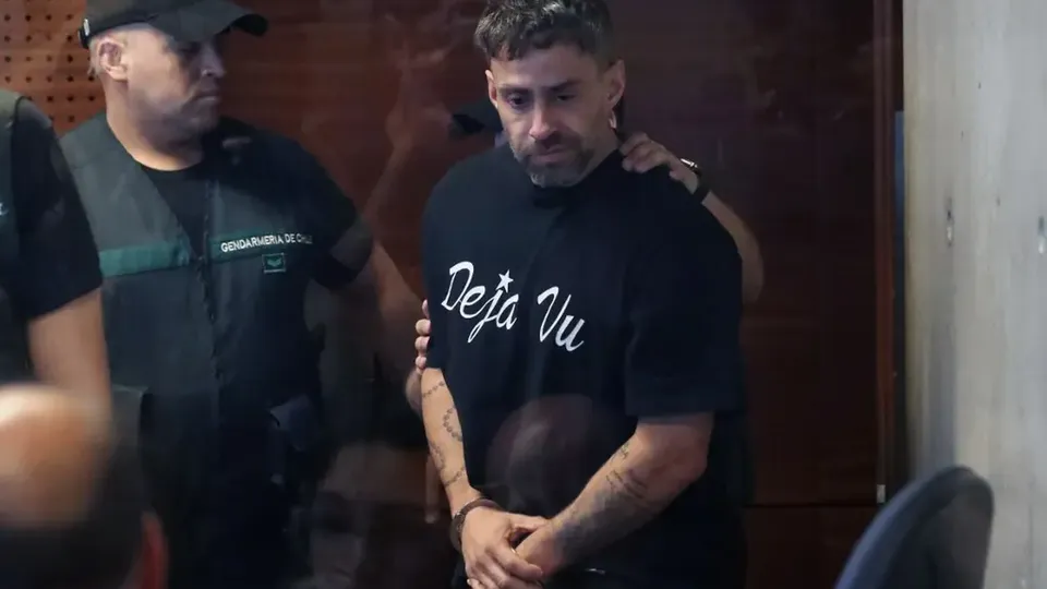 O ex-jogador de futebol Jorge Valdivia, acusado de estupro, agora cumpre prisão domiciliar noturna enquanto as investigações prosseguem.