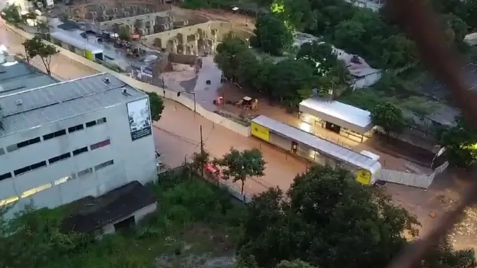 Avenida Vilarinho é bloqueada devido ao risco de transbordamento do córrego na região de Venda Nova