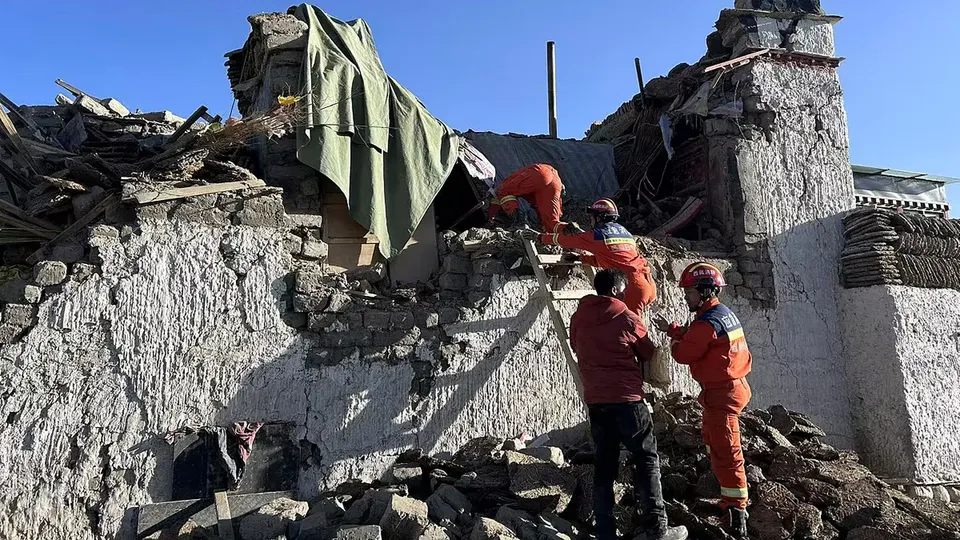 Tremores foram sentidos em países vizinhos como Nepal e Índia; equipes de resgate atuam na região
