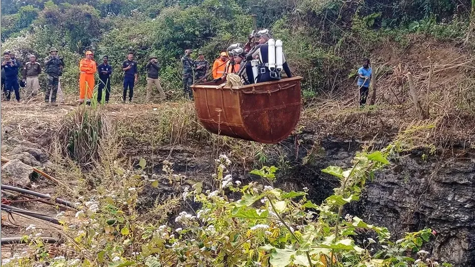 Socorristas indianos buscam mineiros presos em mina de carvão inundada no Assam