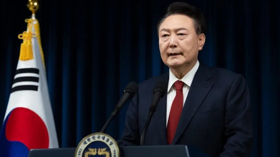 O presidente afastado da Coreia do Sul enfrenta novas investigações e tentativas de prisão em meio a crise política.