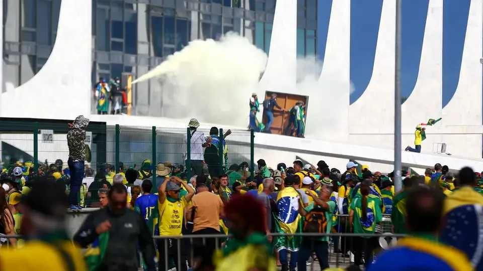 Ato em Brasília marca dois anos dos ataques de 8 de janeiro com devolução de obras