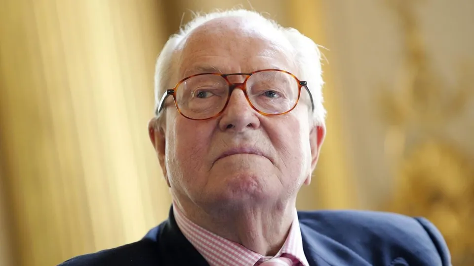 Jean-Marie Le Pen, fundador do partido de extrema direita, faleceu nesta terça-feira, 7 de janeiro, em Garches.