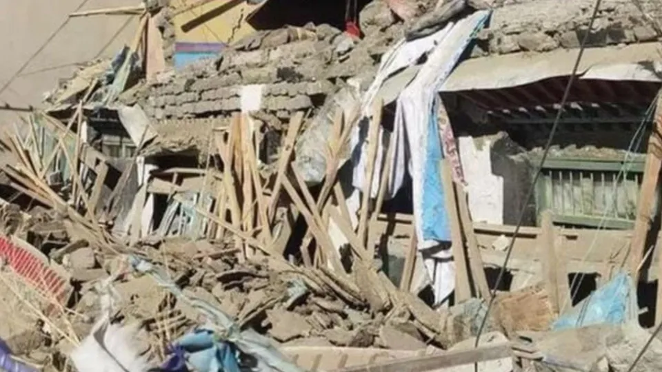 Um forte terremoto de magnitude 7,1 atingiu o Tibete, causando destruição e deixando centenas de feridos.