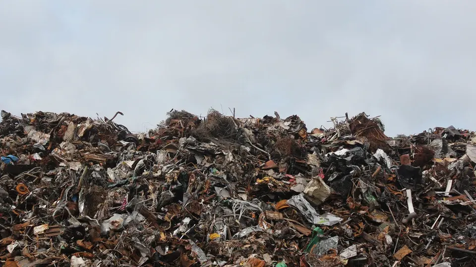 Nova legislação proíbe a importação de resíduos sólidos, mas permite exceções para materiais estratégicos e recicláveis.