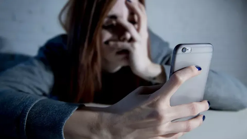 Governo britânico tipifica crime para punir a produção de imagens íntimas sem consentimento, visando proteger mulheres.