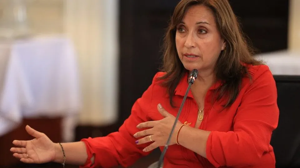 Dina Boluarte, presidente do Peru, se reúne com Edmundo Gonzáles Urrutia e critica eleições na Venezuela.