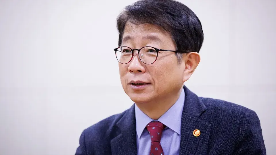 Park Sang-woo, responsável pela pasta, assume a culpa pelo desastre que resultou em 179 mortes e promete melhorias na segurança.