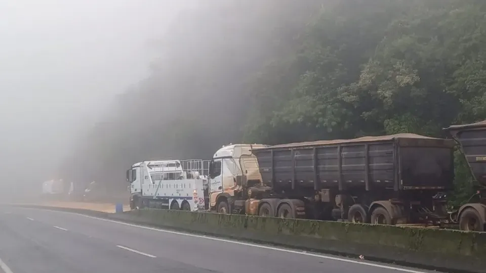 Acidente com caminhão interdita parcialmente a BR-277 na Serra do Mar em Morretes