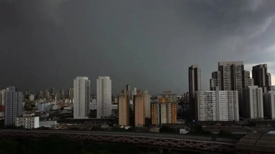 Previsão do tempo indica temporais em diversas regiões do país nos dias 7 e 8 de novembro.