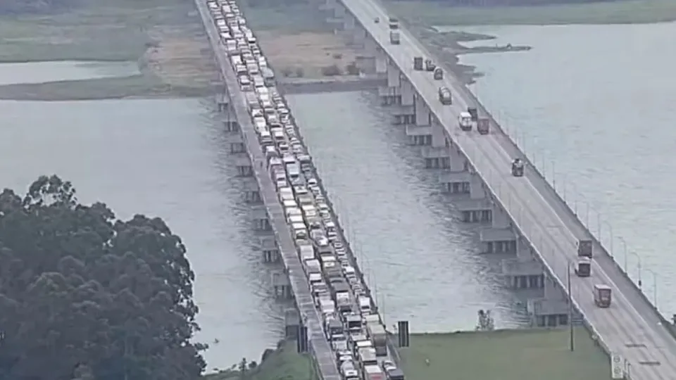Um grave acidente envolvendo dez veículos no Rodoanel resultou em uma morte e 21 feridos nesta terça-feira (7).