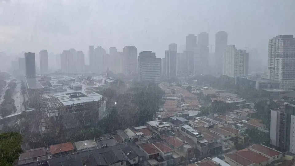 Chuva intensa e ventos fortes causam alagamentos e falta de luz em São Paulo