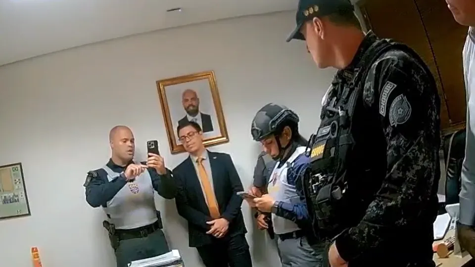 Imagens revelam a negociação entre policiais e o guarda civil após o crime em Osasco.